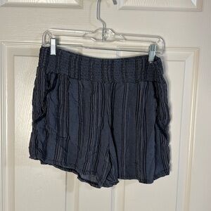 Three Dots elastic waist shorts. Pockets. Cute!